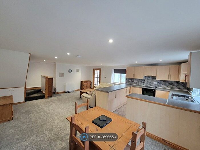 2 Bedroom Flat To Rent In Fountain Hall Farm, Carmarthen, SA31