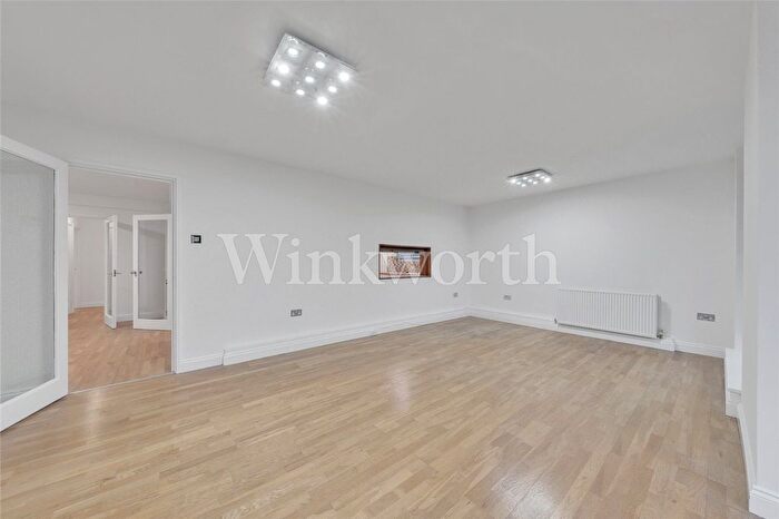 3 Bedroom Flat To Rent In Ravenscroft Avenue, London, NW11