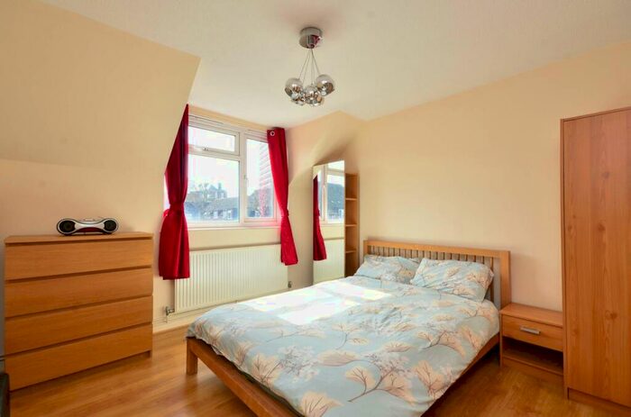 1 Bedroom Flat To Rent In Fawcett Close, Clapham Junction, London, SW11
