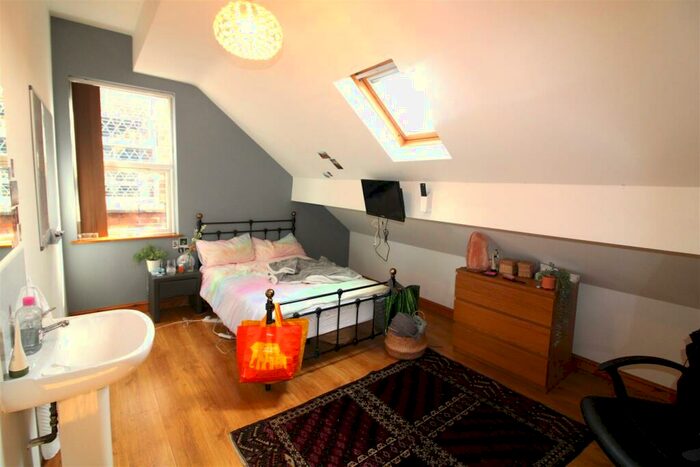 8 Bedroom House To Rent In Kimbolton Avenue, Nottingham, NG7