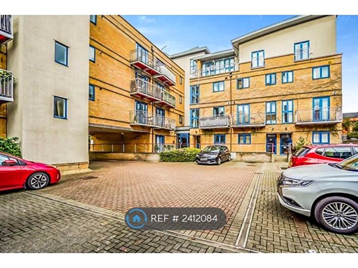 1 Bedroom Flat To Rent In Dovecot Road, High Wycombe, HP13