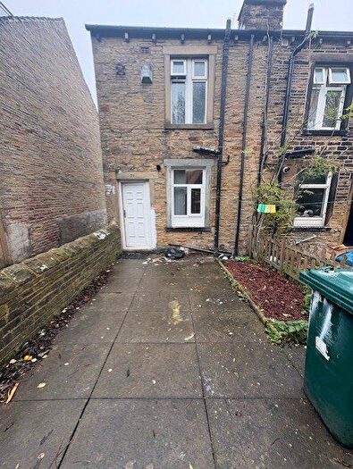 2 Bedroom Terraced House To Rent In Brompton Road, Bradford, BD4