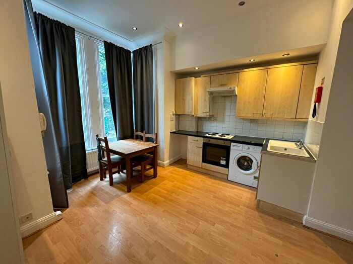 Flat To Rent In Hainault Road, E11