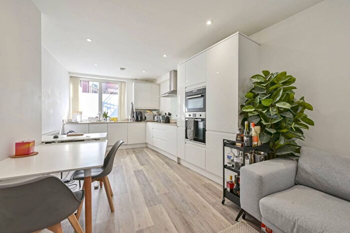 1 Bedroom Flat To Rent In Broomhill Road, Wandsworth Town, London, SW18