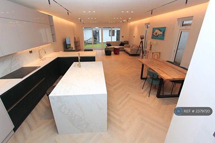 5 Bedroom Semi-Detached House To Rent In Cheyne Walk, London, NW4