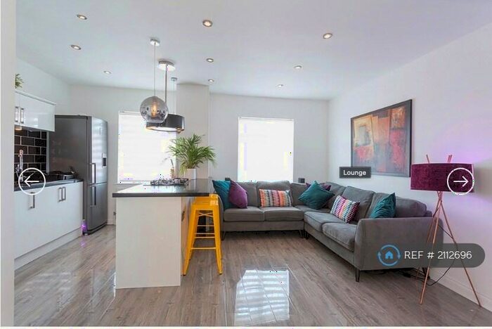 3 Bedroom Flat To Rent In Kingston Road, Epsom, KT19