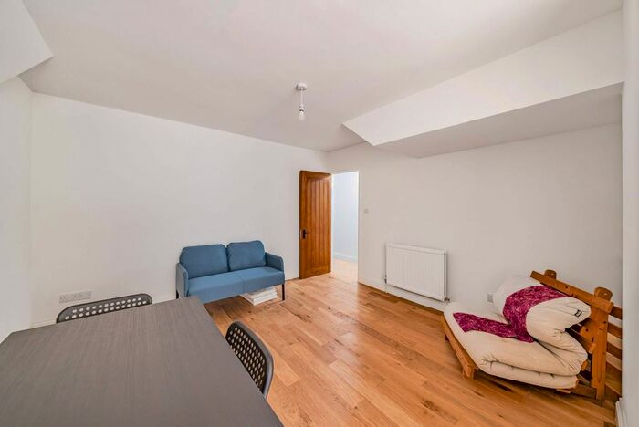 2 Bedroom Flat To Rent In The Chase, Clapham, London, SW4