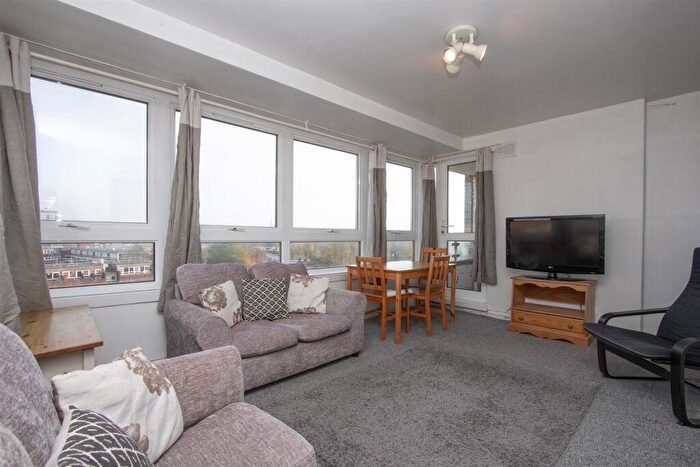 2 Bedroom Flat To Rent In Gaitskell Court, Shuttleworth Road, London, SW11