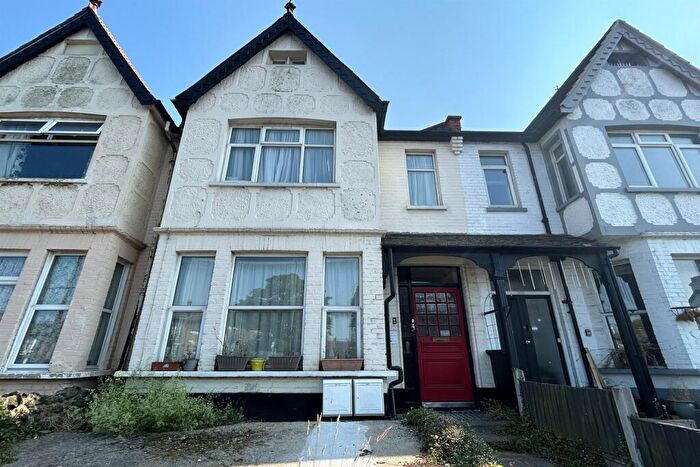 3 Bedroom Flat To Rent In Bedroom Terraced Flat In Southend On Sea, SS1