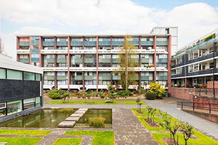 2 Bedroom Flat To Rent In Golden Lane Estate, Bayer House, Golden Lane Estate, EC1Y