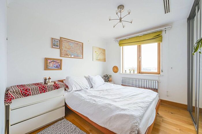 2 Bedroom Flat For Sale In Pancras Way, Bow, London, E3