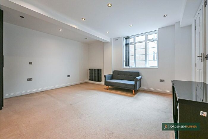 2 Bedroom Flat For Sale In Latymer Court, Hammersmith Road, W6