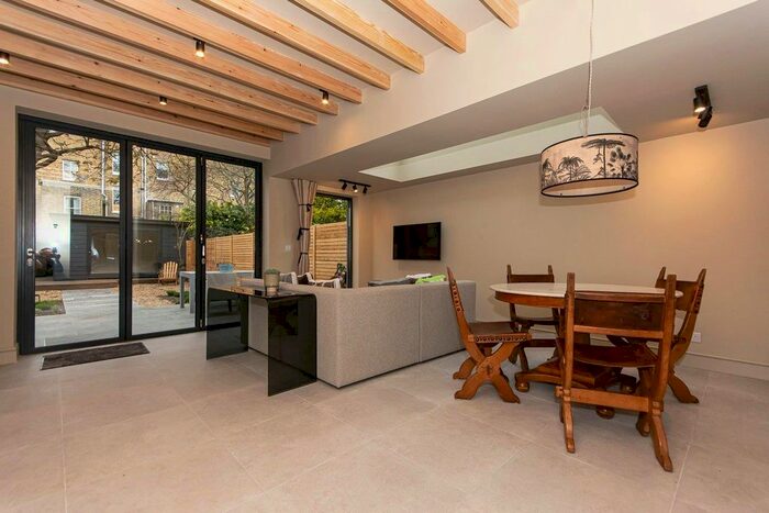 2 Bedroom Flat To Rent In Venn Street, London, SW4