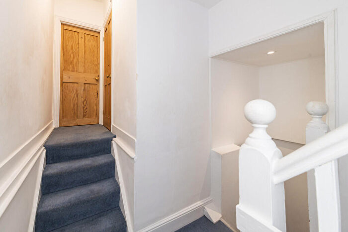 4 Bedroom Maisonette To Rent In Woodbridge Hill, Guildford, GU2
