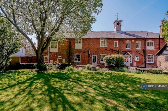 3 Bedroom Flat To Rent In Stable Cottage, Berkhamsted, HP4