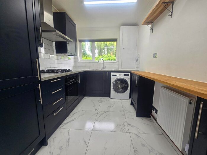 2 Bedroom Flat To Rent In Gibbs Couch, Watford, Hertfordshire, WD19