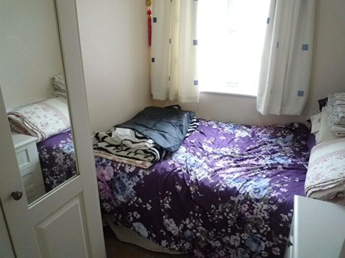 2 Bedroom Flat To Rent In Avenue Road, Chadwell Heath, Essex, RM6