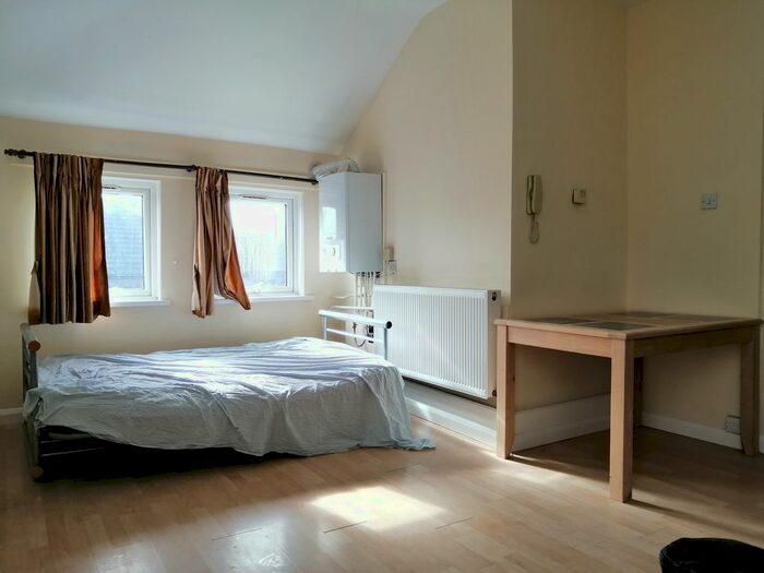 1 Bedroom Flat To Rent In Knights Hill, London, SE27