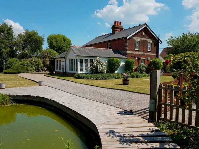 3 Bedroom Detached House For Sale In Fen Lane, Upminster, RM14