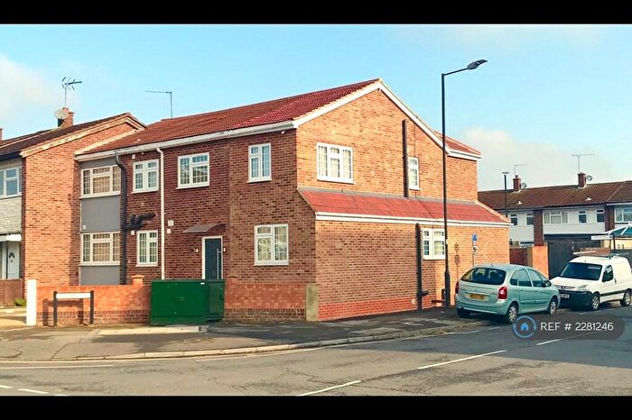 6 Bedroom Semi-Detached House To Rent In Tamar Way, Slough, SL3