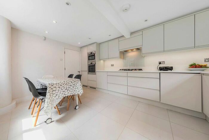 3 Bedroom Flat To Rent In Inworth Street, Battersea, London, SW11