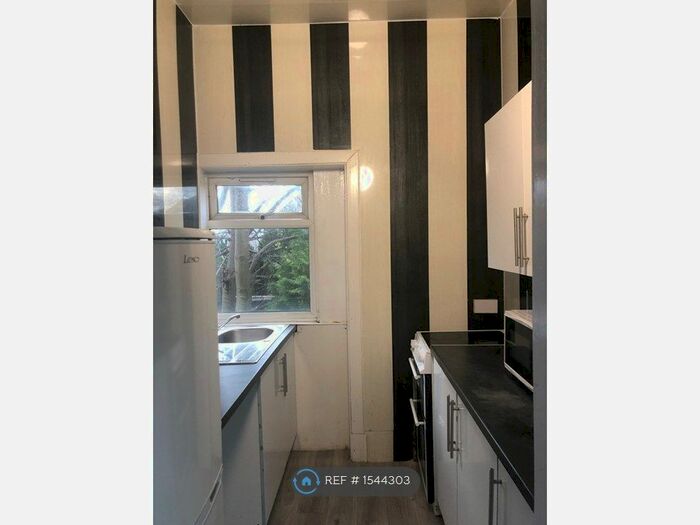 3 Bedroom Flat To Rent In Yair Drive, Glasgow, G52