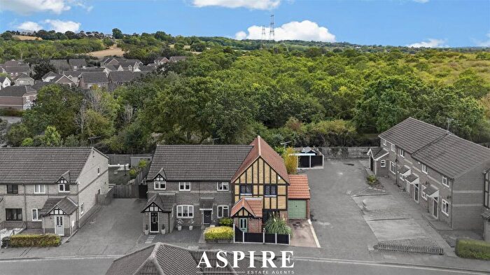 3 Bedroom End Of Terrace House For Sale In Kestrel Grove, Rayleigh, SS6