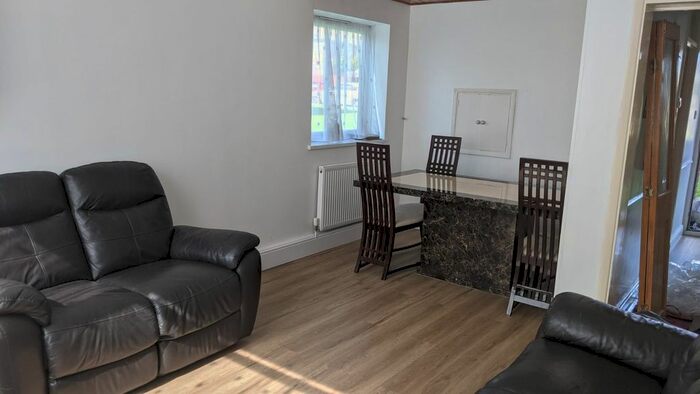 3 Bedroom Flat To Rent In Lilliput Avenue, Northolt UB5