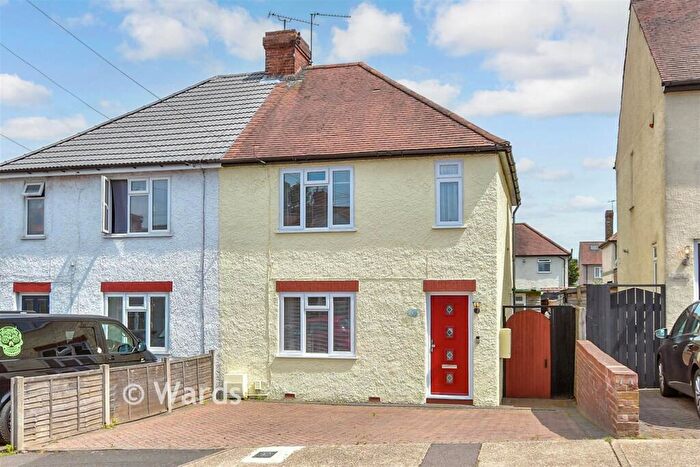 2 Bedroom Semi-Detached House For Sale In Cedar Road, Strood, Rochester, Kent, ME2
