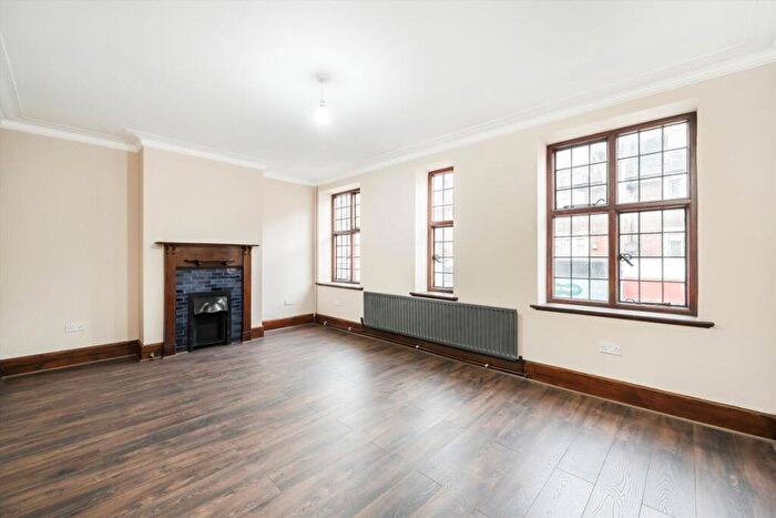 3 Bedroom Flat To Rent In Green Lanes, London, N13