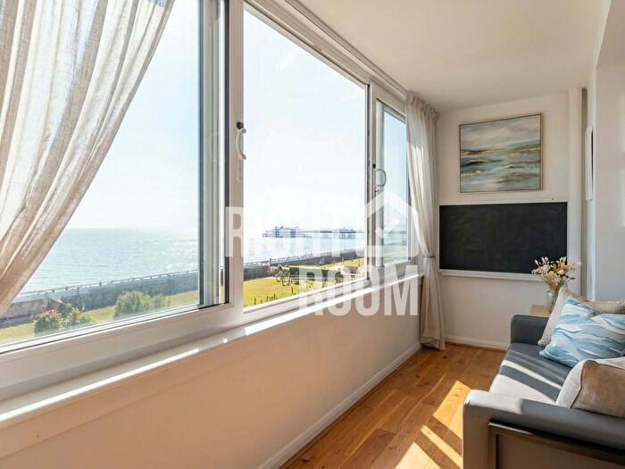 3 Bedroom Flat To Rent In Bed Flat, Braemore Court, Kingsway, Hove, BN3