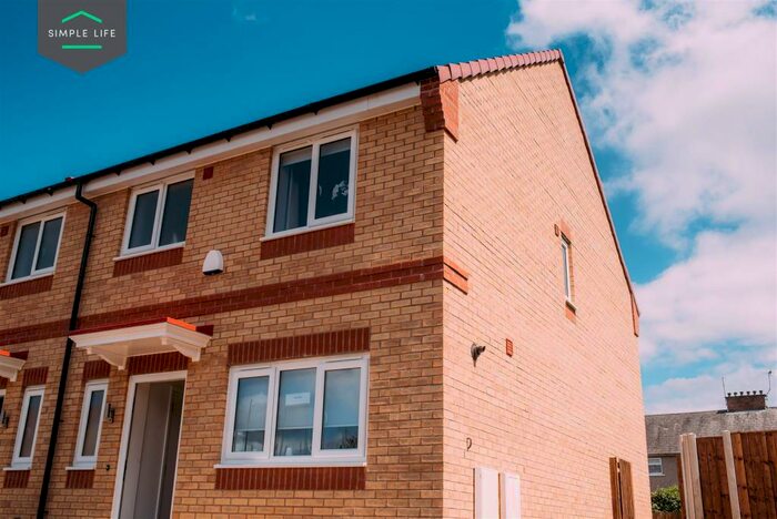 3 Bedroom Semi-Detached House To Rent In Brookfield Drive, Bradford, BD10