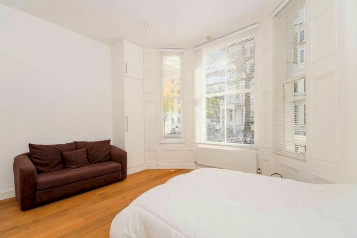 Studio To Rent In Highstreet Kensington, High Street Kensington, London, W8