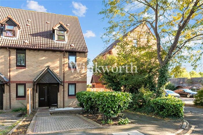 2 Bedroom Apartment For Sale In Pilgrims Close, London, N13