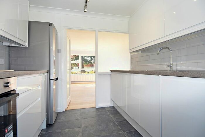 3 Bedroom Flat To Rent In Parkleys, Ham, Richmond, TW10