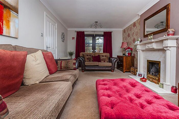 4 Bedroom Detached House For Sale In Spring Bank Drive, Liversedge, WF15