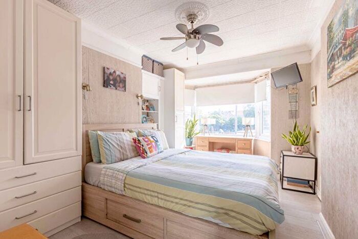 2 Bedroom Semi-Detached House For Sale In Grays Road, Slough, SL1