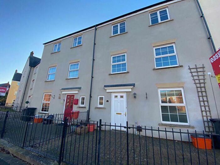 3 Bedroom House To Rent In Redhouse Way, Swindon, SN25