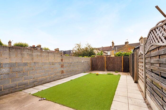 2 Bedroom Flat For Sale In Green Street, London, E13