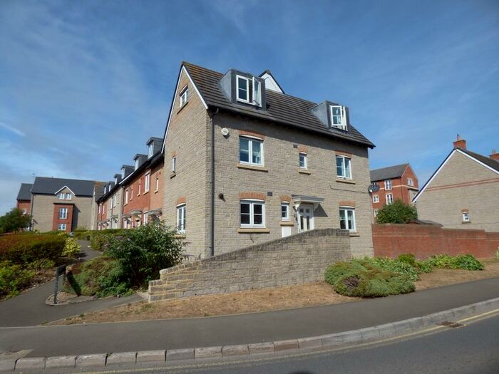 4 Bedroom Town House To Rent In Strouds Close, Old Town, Swindon, SN3