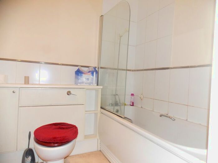 1 Bedroom Flat To Rent In Spectrum Tower, - Hainault Street, Ilford, IG1