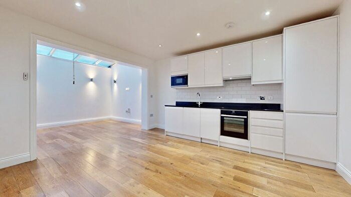 2 Bedroom Flat To Rent In Mount Park Crescent, London, W5