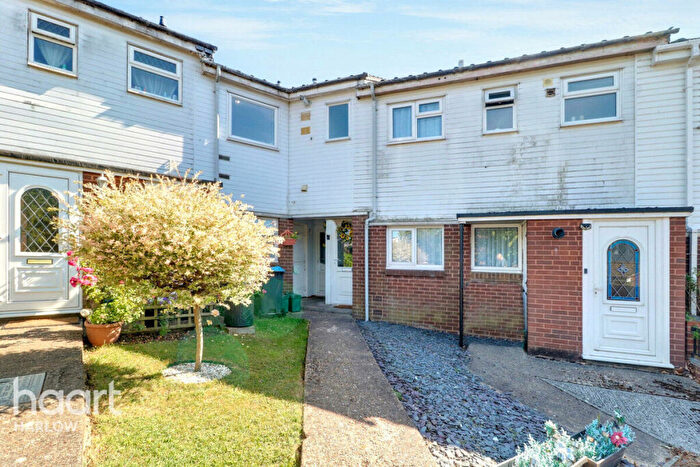 2 Bedroom Maisonette For Sale In Sycamore Field, Harlow, CM19