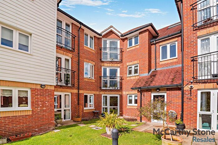 1 Bedroom Flat For Sale In Eadhelm Court, Penlee Close, Edenbridge, TN8