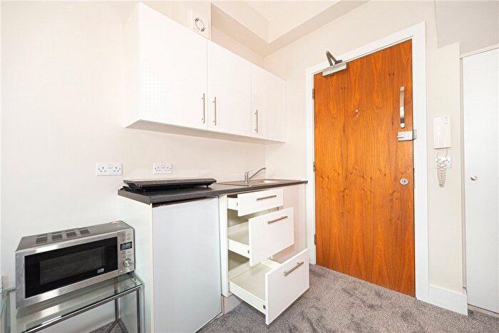 Studio To Rent In West Cromwell Road, Earls Court, London, SW5