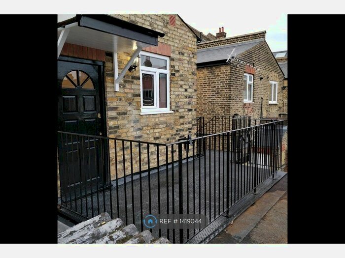 2 Bedroom Flat To Rent In Lambton Road, London, SW20