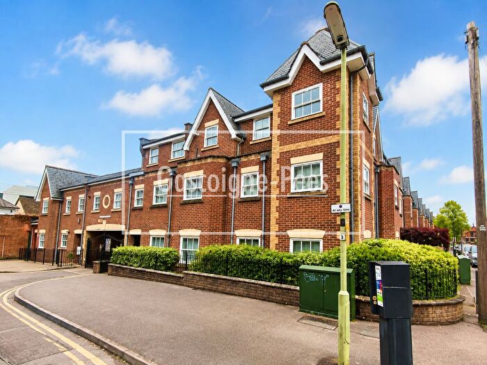 3 Bedroom Flat To Rent In Sandfield Court, Guildford, GU1