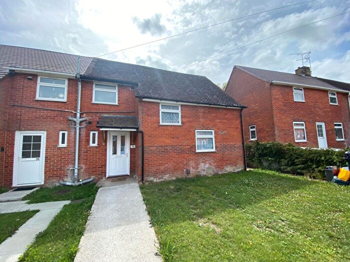 4 Bedroom Semi-Detached House To Rent In Stuart Crescent, Winchester, SO22
