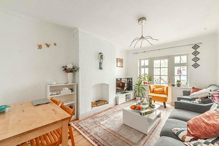 3 Bedroom Semi-Detached House For Sale In Lynton Road, Rayners Lane, Harrow, HA2