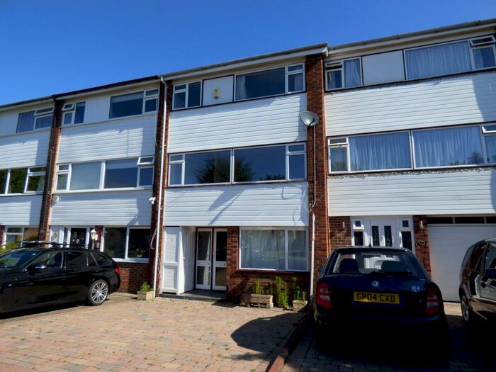 4 Bedroom Terraced House To Rent In Tandridge Drive, Petts Wood, BR6